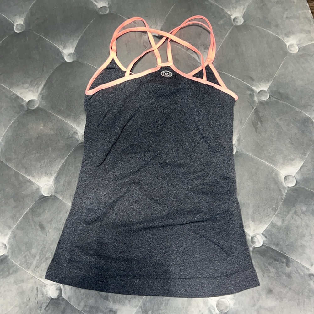 Workout top - Picture 2 of 2